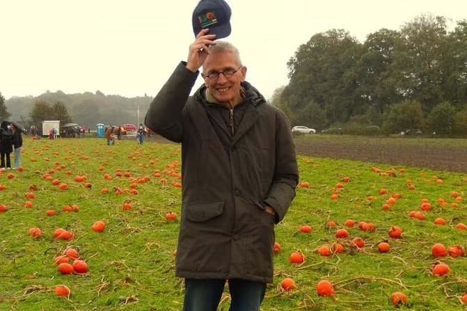 Boer jan op een pompoenen veld
