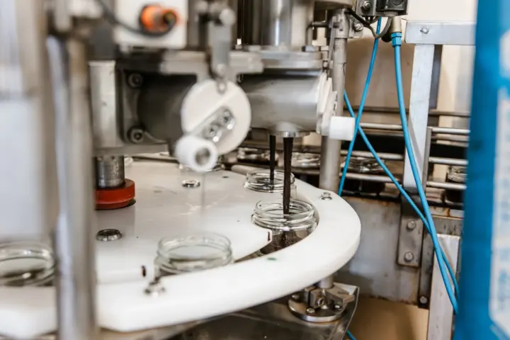 Een chef kok en een voedingsmiddelentechnoloog die samenwerken in een modern voedingslaboratorium om recepten te ontwikkelen