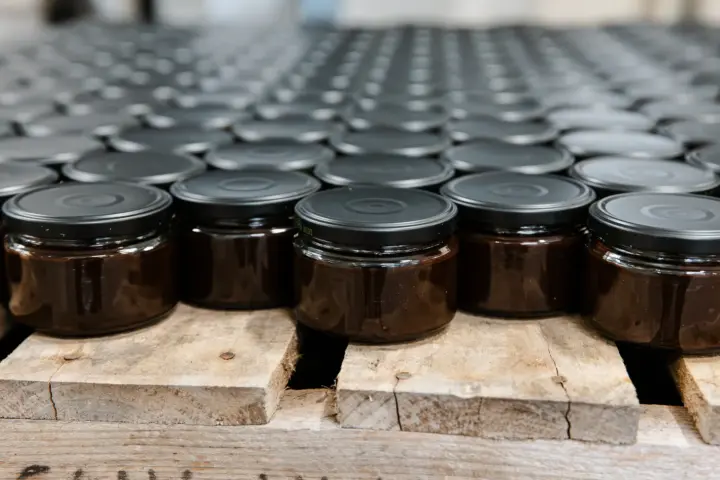 Professionele co packingfaciliteit met een schone, moderne afvullijn voor glazen potten