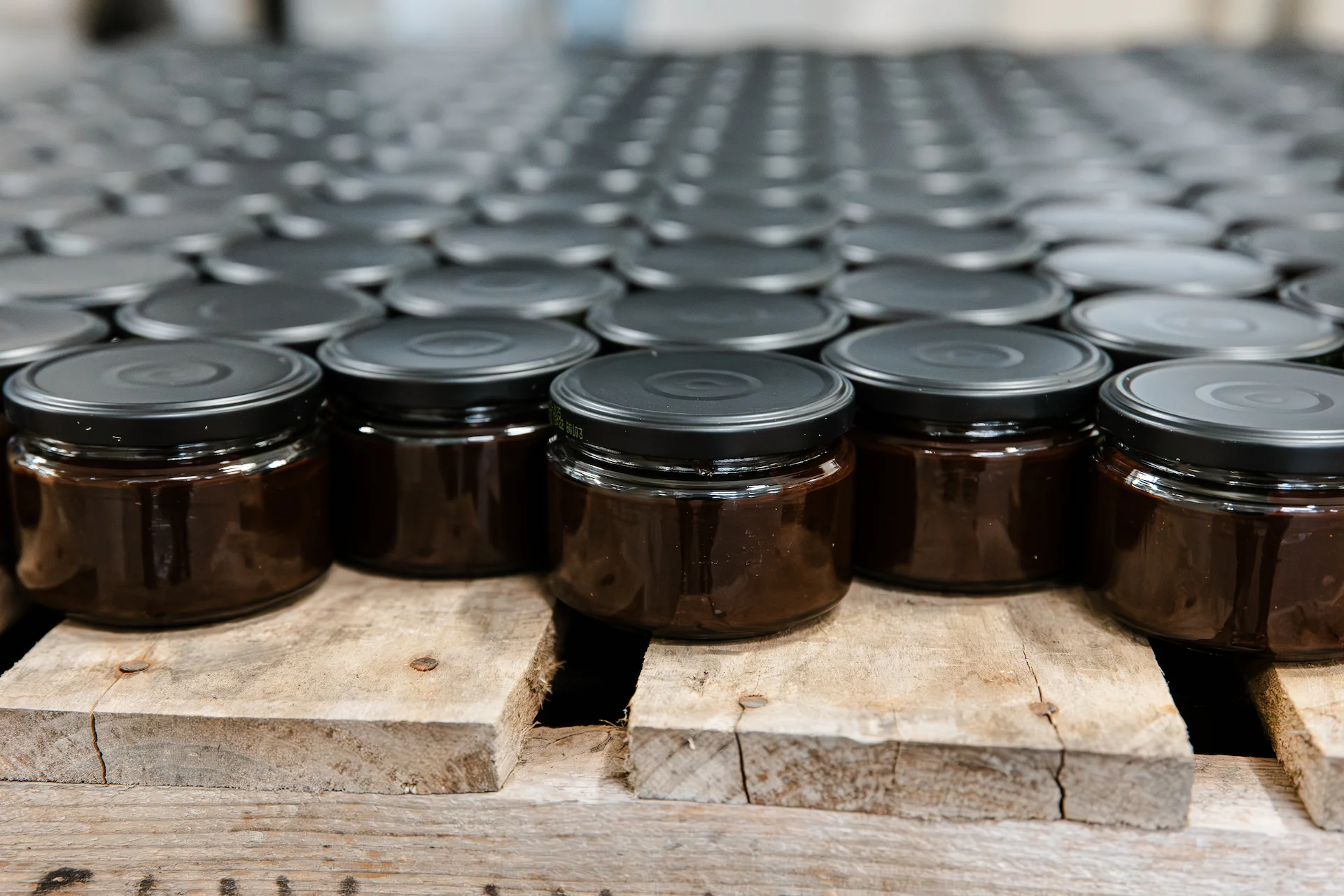 Professionele co packingfaciliteit met een schone, moderne afvullijn voor glazen potten