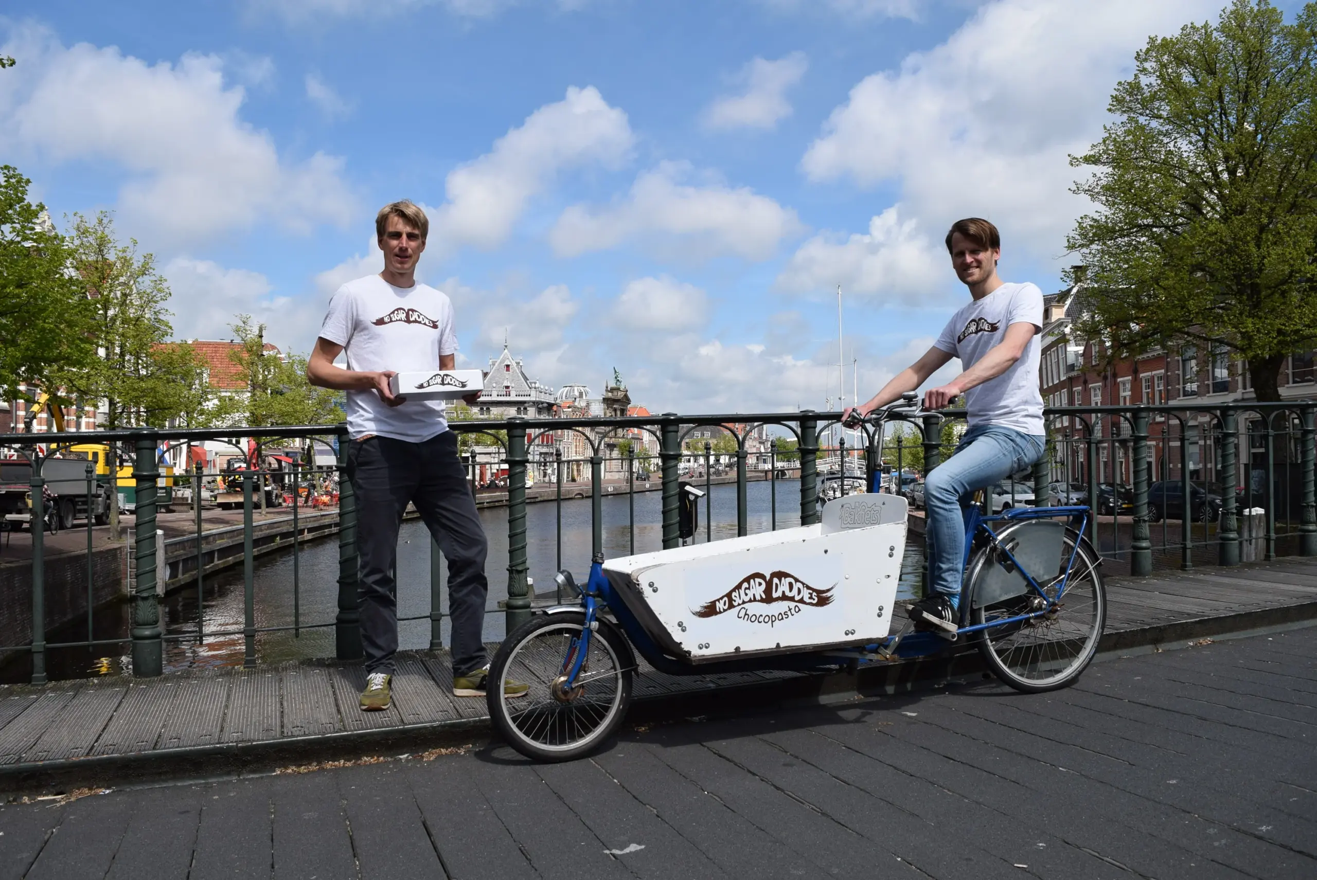 Twee mannen staan op brug
